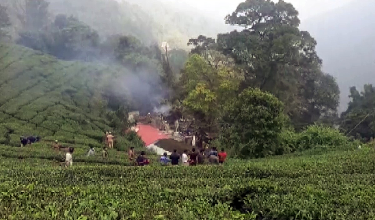 Helicopter  Crash | जंगलों में शवों को जलता देख लोगों को अपनी आंखों पर विश्वास नहीं हुआ