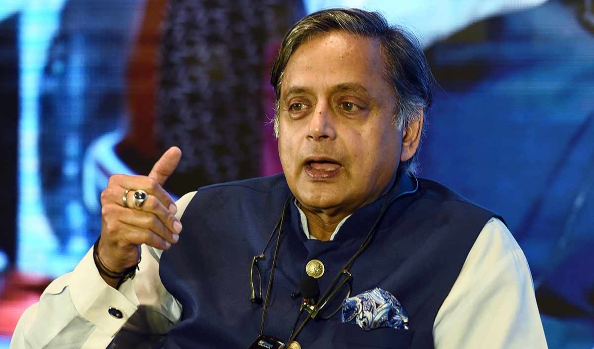 shashi-tharoor-asks-cm-kejriwal-for-apology-gave-controversial-statement