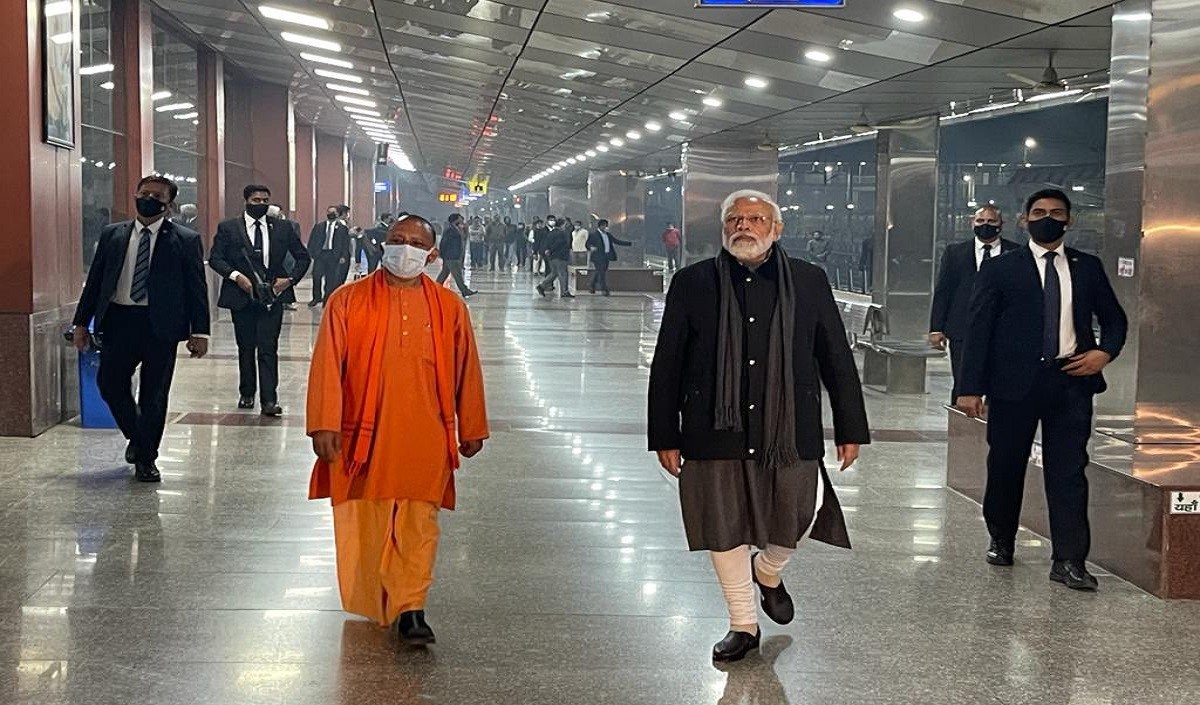 When PM Modi reached Banaras railway station late at night