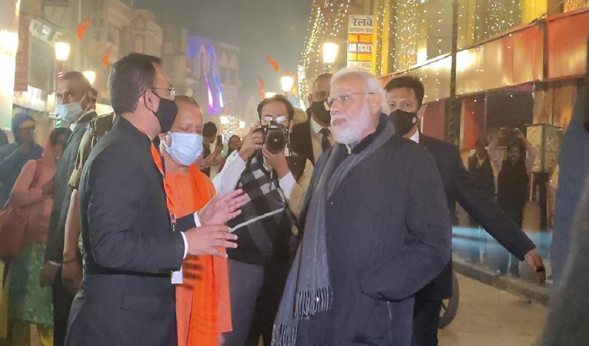 Late in the night, PM Modi went on a tour of Kashi