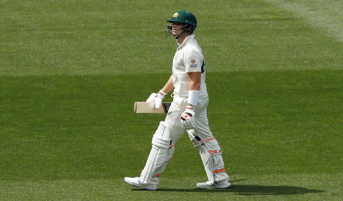 Australia won the toss and decided to bat, Smith again in command