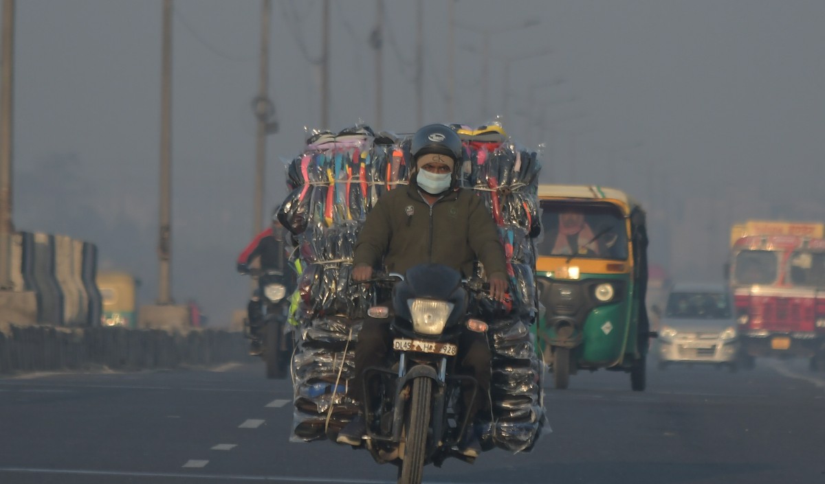 Delhis minimum temperature settles at 6.9 deg C, air quality severe