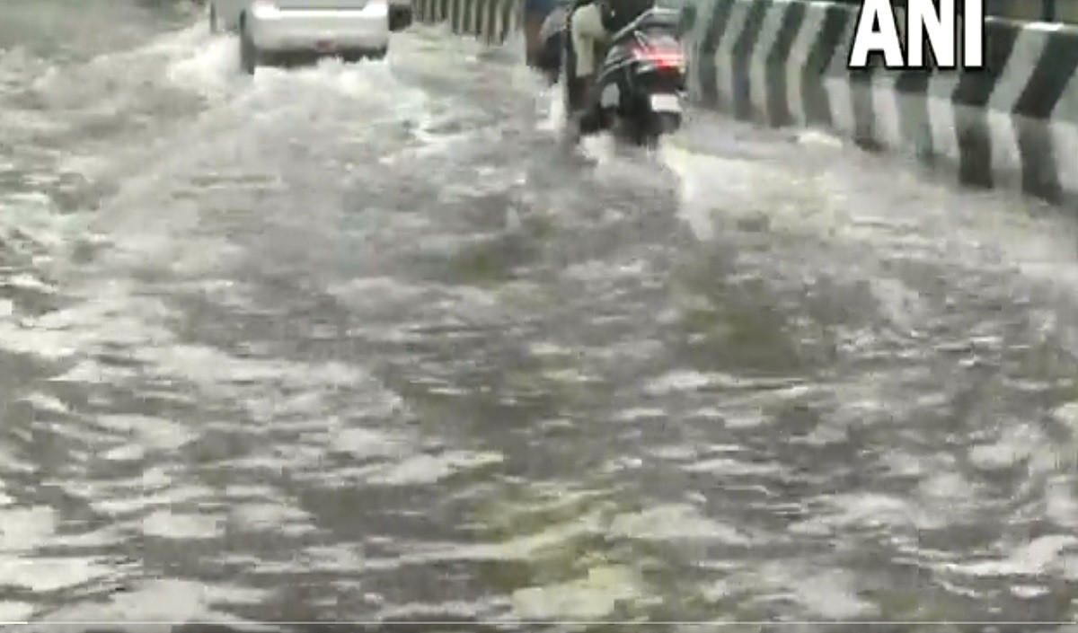 चेन्नई में भारी बारिश के कारण तीन लोगों की मौत, सड़कों पर भरा पानी