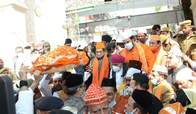 Naqvi climbed Ajmer Sharif Dargah sent by Prime Minister Modi