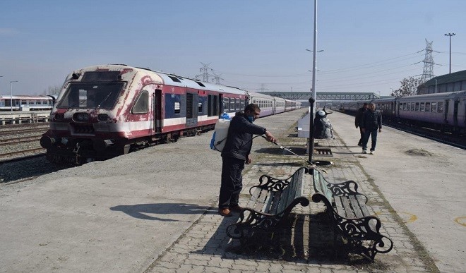 कश्मीर घाटी में 11 महीने बाद ट्रेन सेवा बहाल, 1,100 लोगों ने की यात्रा