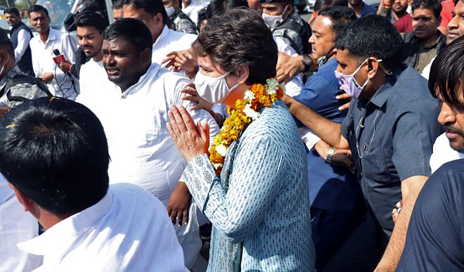 कांग्रेस पदाधिकारियों ने प्रियंका गांधी वाद्रा का डीएनडी पर किया भव्य स्वागत