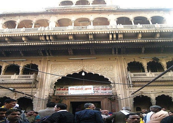 विश्वभर में प्रसिद्ध है ठाकुर जी का बांके बिहारी मंदिर, दर्शन मात्र से दूर होता है हर संकट