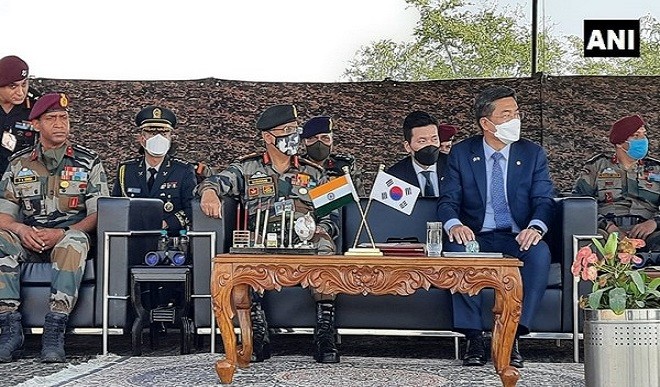 भारत दौरे पर दक्षिण कोरिया के रक्षा मंत्री, भारतीय सेना के पैराट्रूपर अभ्यास का लिया जायजा