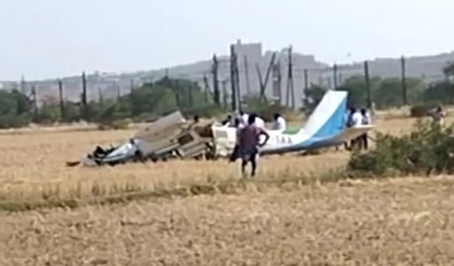 Trainee plane crashes