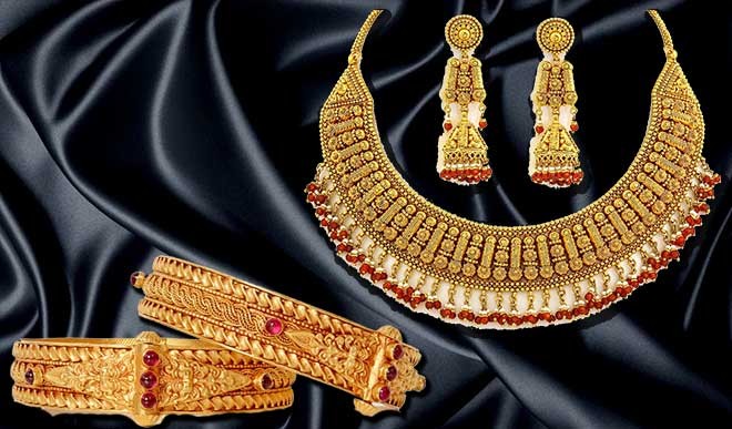 Gold falls Rs 138, silver declines Rs 320
