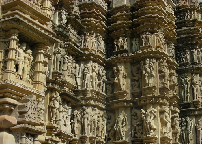 अद्भुत नक्काशी से सजे मंदिरों के लिए जाना जाता है खुजराहो, यूनेस्को विश्व धरोहरों में है शामिल