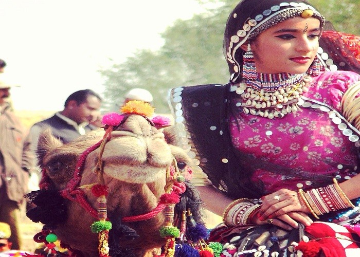 आर्ट और कल्चर में है दिलचस्पी तो जरूर जाएं जैसलमेर डेज़र्ट फेस्टिवल, यहां मिलेगा एक खास अनुभव