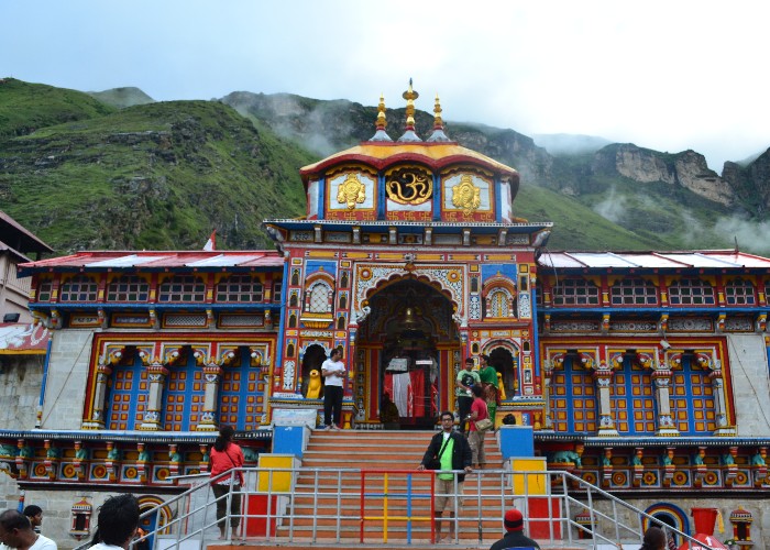 चार धामों में सवर्श्रेष्ठ है बद्रीनाथ धाम, यहाँ स्थित हैं भगवान विष्णु की स्वयं प्रकट प्रतिमा