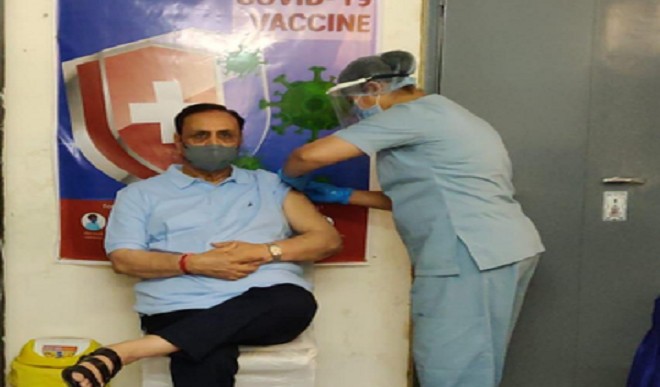गुजरात के मुख्यमंत्री ने कोविड-19 रोधी टीके की पहली खुराक ली