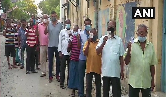 बंगाल विधानसभा चुनाव के छठे चरण के लिए मतदान जारी, बूथ पर लगी लंबी कतारें