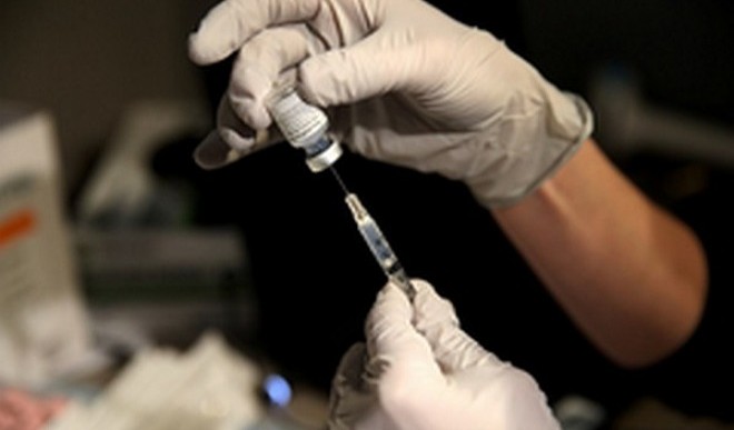 अमेरिका खून के थक्के जमने के दुर्लभ खतरे के बावजूद जॉनसन कोविड टीकाकरण फिर शुरू करेगा