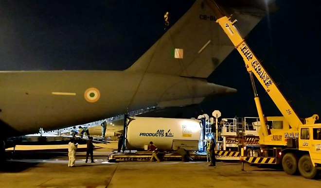 भारतीय वायुसेना दुबई और सिंगापुर से ऑक्सीजन के नौ क्रायोजेनिक टैंकर लाई
