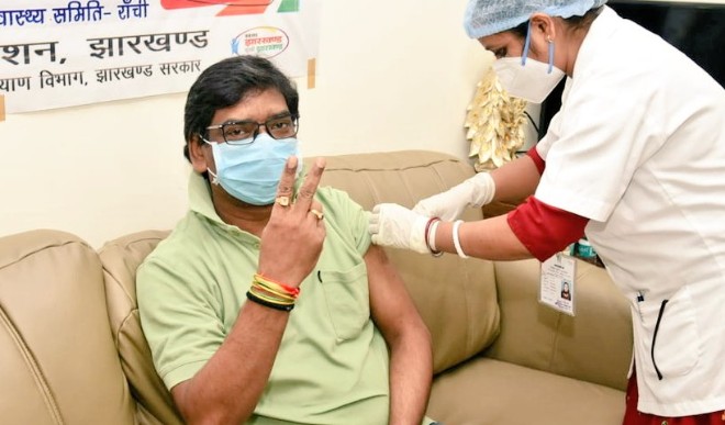 झारखंड के मुख्यमंत्री हेमंत सोरेन ने लगवाई कोरोना वैक्सीन, बोले- टीका असरदार और सुरक्षित