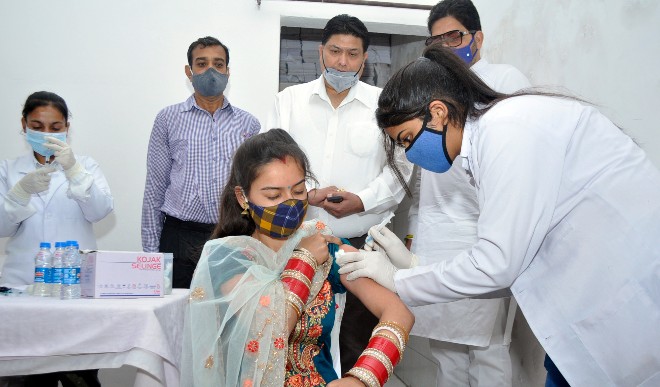 पश्चिम बंगाल में 18 से 44 वर्ष के लोगों का एक मई से टीकाकरण शुरू नहीं होगा : अधिकारी