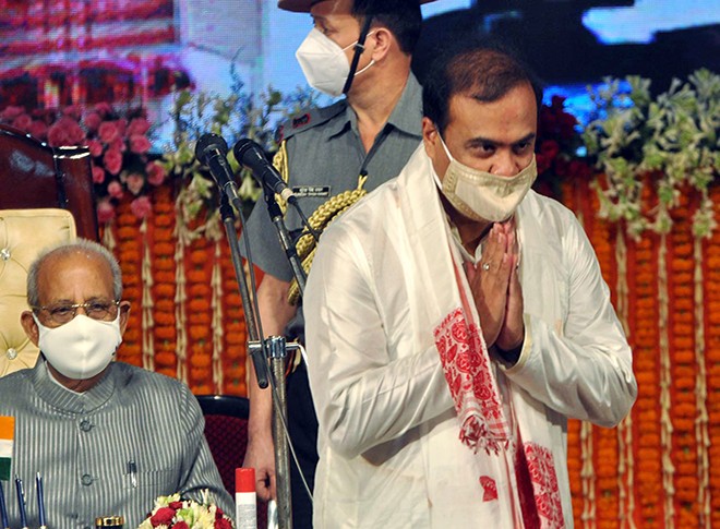 हिमंत बिस्व सरमा ने असम के 15वें मुख्यमंत्री के तौर पर शपथ ली हिमंत बिस्व सरमा ने असम के 15वें मुख्यमंत्री के तौर पर शपथ ली
