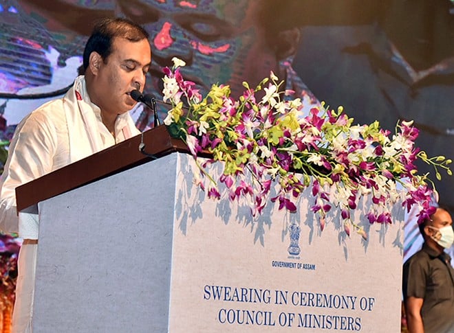 हिमंत बिस्व सरमा ने असम के 15वें मुख्यमंत्री के तौर पर शपथ ली हिमंत बिस्व सरमा ने असम के 15वें मुख्यमंत्री के तौर पर शपथ ली