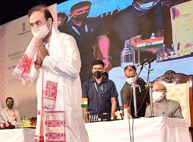 हिमंत बिस्व सरमा ने असम के 15वें मुख्यमंत्री के तौर पर शपथ ली हिमंत बिस्व सरमा ने असम के 15वें मुख्यमंत्री के तौर पर शपथ ली