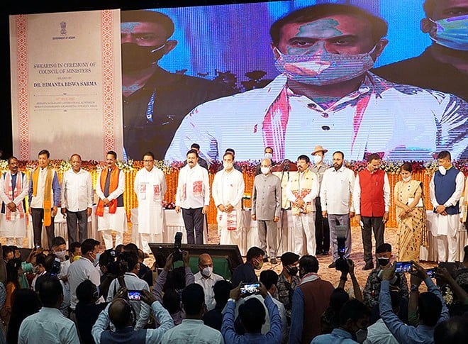 हिमंत बिस्व सरमा ने असम के 15वें मुख्यमंत्री के तौर पर शपथ ली हिमंत बिस्व सरमा ने असम के 15वें मुख्यमंत्री के तौर पर शपथ ली