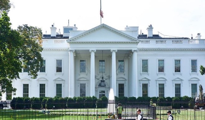 खुशनुमा हुआ व्हाइट हाउस का माहौल, अधिकतर ने उतारे मास्क, गले मिलने का दौर शुरू