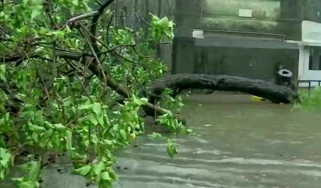 Cyclone Yaas Updates: ओडिशा-बंगाल तटों पर पहुंचा ‘यास’, आधी रात तक झारखंड की ओर बढ़ने का अनुमान