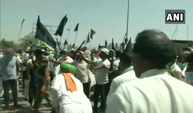 किसान काला दिवस: पंजाब, हरियाणा में लोगों ने घरों और वाहनों पर लगाए काले झंडे