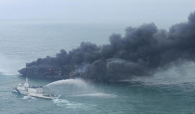 मालवाहक जहाज में 7 दिनों से लगी हुई है भयानक आग, यूरोपीय अग्निशमन कर्मी आए मदद को आगे