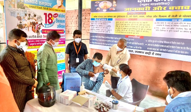 अनिल राजभर ने वाराणसी के विधानसभा क्षेत्र के चिरईगांव प्राथमिक स्वास्थ्य केंद्र पर चल रहे वैक्सीनेशन का किया निरीक्षण