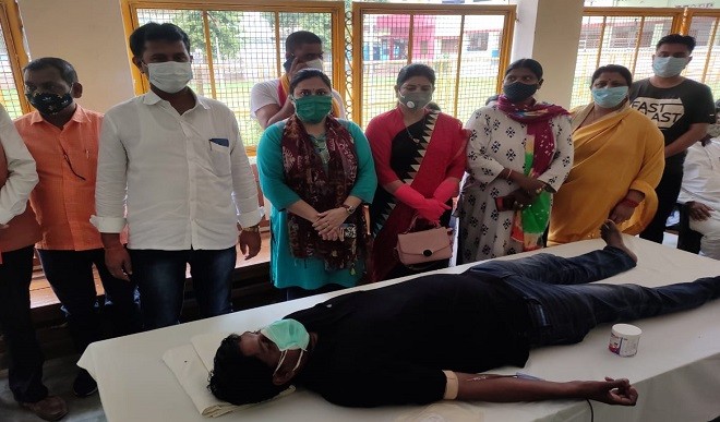 रक्तदान शिविर में भाजपा महिला मोर्चा की नेत्रियों ने किया योगदान