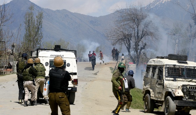 जम्मू कश्मीर के पुलवामा में सुरक्षा बलों ने आईईडी को नष्ट किया, बड़ा हादसा टला