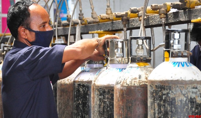 ओडिशा सरकार की मदद को आगे आई यह स्टील कंपनी, ऑक्सीजन सिलेंडर की कर रही आपूर्ति