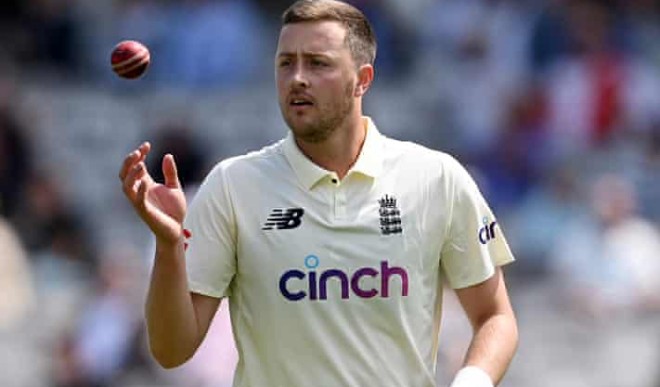 डेब्यू टेस्ट में इंग्लैंड का गेंदबाज ने किया अपमानजनक ट्वीट, मांगी माफी