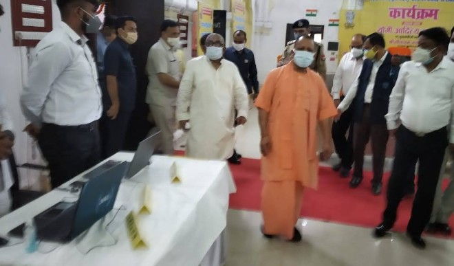 मुख्यमंत्री योगी ने रेहड़ी ठेला लगाने वालों के लिए बनाए गए वैक्सीनेशन सेंटर का किया निरीक्षण