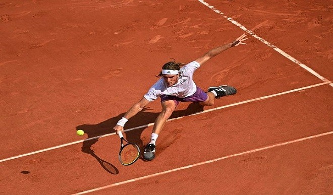 Andy Murray reaches third round at Wimbledon