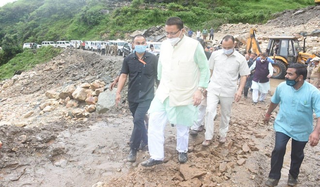 उत्तराखंड के चंपावत में भूस्खलन के कारण फंसे लोग, मुख्यमंत्री ने आपदा प्रभावित क्षेत्रों का किया दौरा