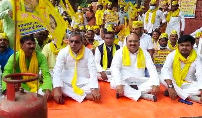 ओमप्रकाश राजभर के नेतृत्व में सुभासपा पार्टी द्वारा महंगाई के विरोध में प्रदर्शन