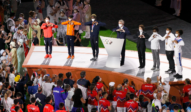  Japans PM Yoshihide Suga thanks people for safe Olympics during pandemic