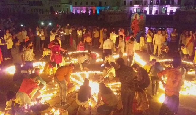 स्वतंत्रता दिवस पर सरयू घाट पर उतारी गई भारत माता की आरती, 75 परिवार ने जलाए 7500 दीप