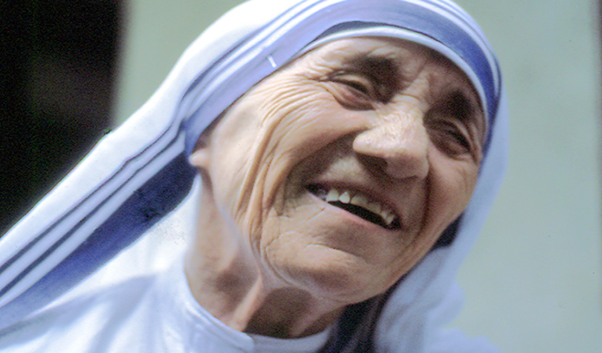 आजीवन मुस्कुराते हुए दीन दुखियों की सेवा करती रहीं मदर टेरेसा