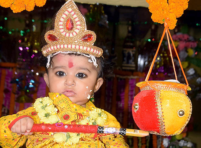 सजकर तैयार हैं नटखट बाल-गोपाल