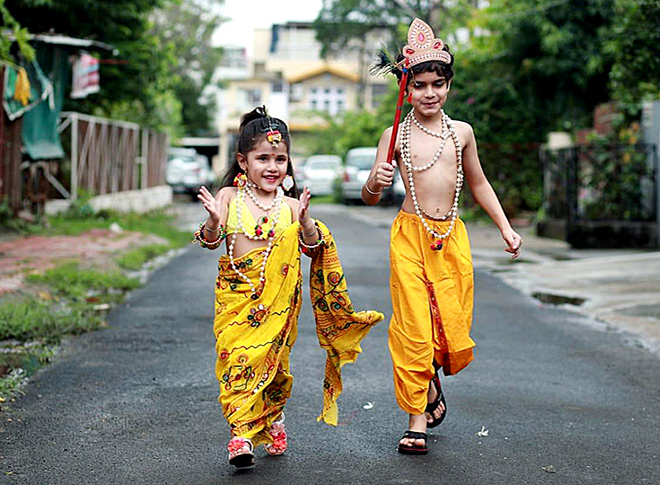 सजकर तैयार हैं नटखट बाल-गोपाल