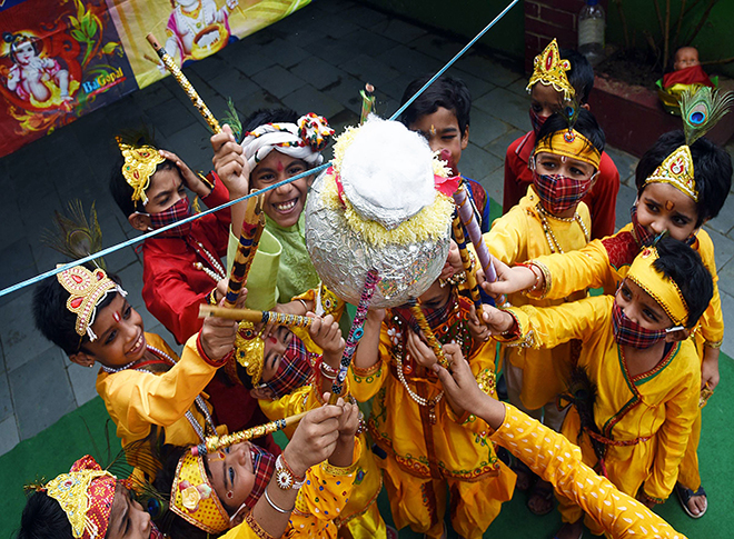 सजकर तैयार हैं नटखट बाल-गोपाल
