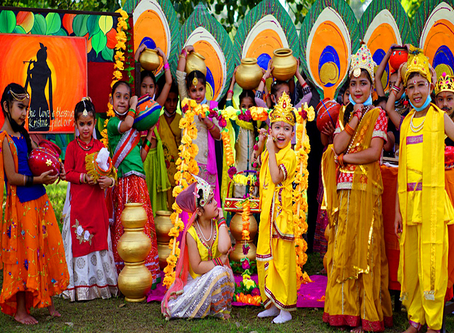 सजकर तैयार हैं नटखट बाल-गोपाल