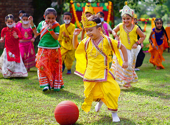 सजकर तैयार हैं नटखट बाल-गोपाल