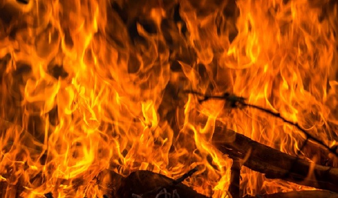 महज 5 रुपये के लेन-देन के विवाद में बुजुर्ग दंपति को पेट्रोल डालकर आग से जलाया
