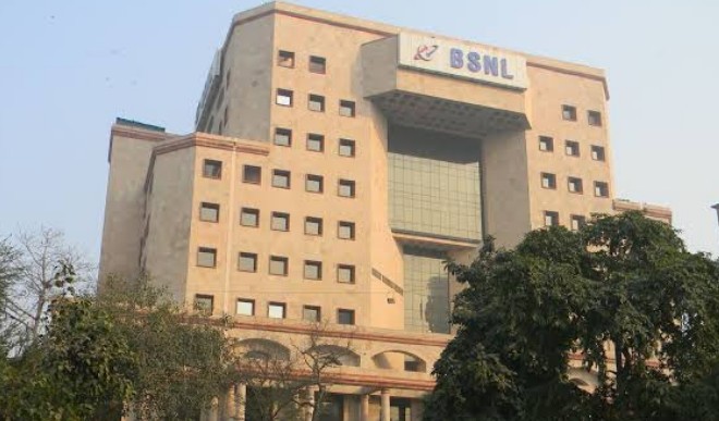 BSNL ने घटाए बेस एसएमएस टैरिफ, यहां जानें कंपनी क्या कर रही है ऑफर?
